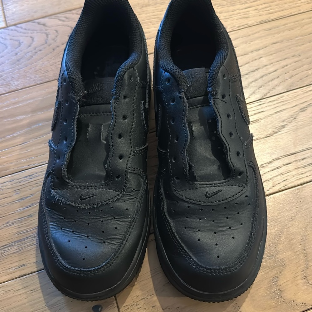 Kids Nike Air Force 1 low black like new size 2.5 youth